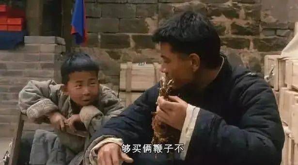 身材矮小演丑角20年，逆袭娶貌美娇妻，今成《最
