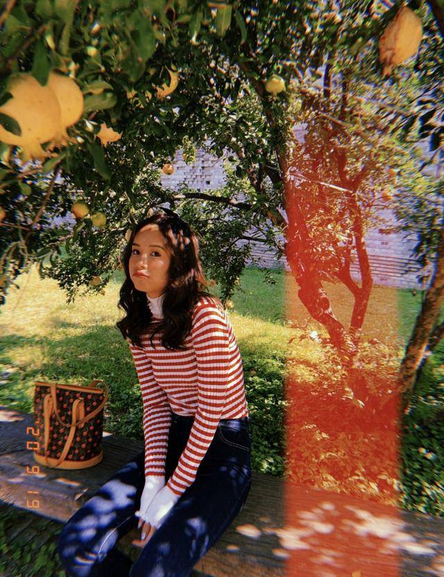 卖萌|张子萱石榴树下拍写真，嘟嘴卖萌凹造型，青春靓丽如花季少女