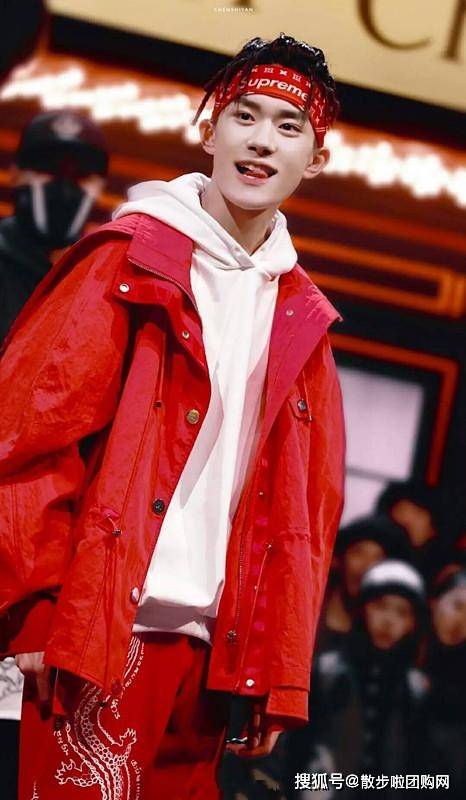 衣服|“枫叶色”是2020秋天逃不掉的色系搭配！