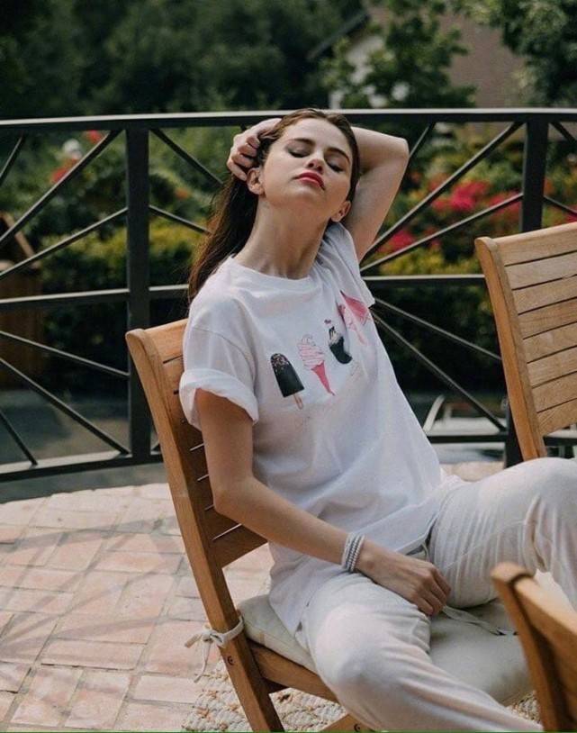 赛琳娜戈麦斯|傻脸娜瘦身成功，身穿白色T恤造型简约，身材美貌再度恢复巅峰