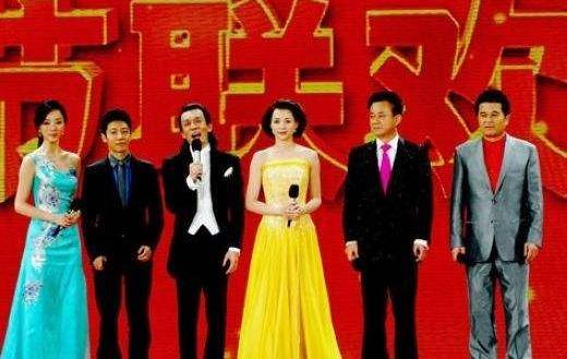 7次主持春晚，却被23岁新人“代替”了位置，李
