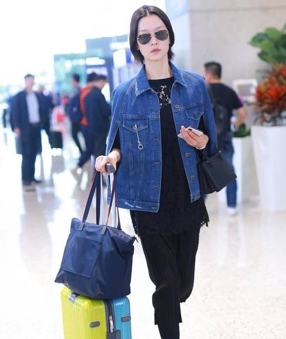 国模|国模杜鹃走机场,全黑造型好有年代感,比普通人还接地气