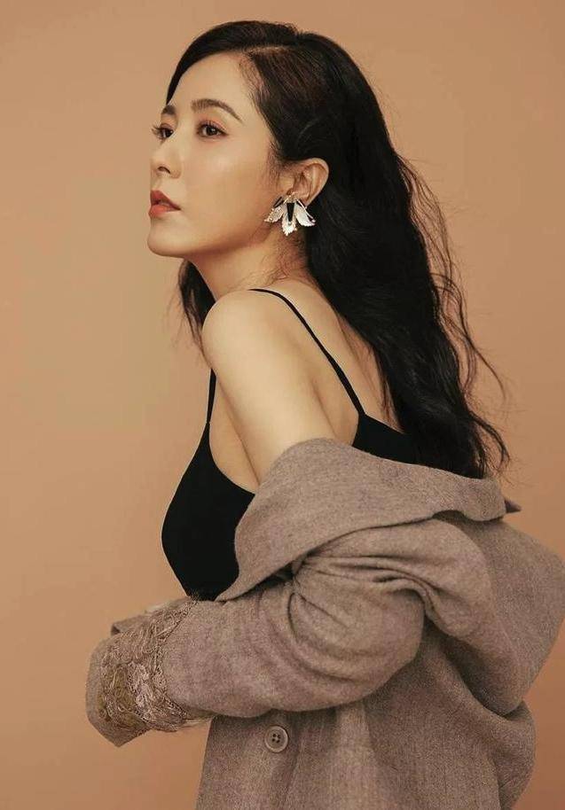 曾是中|佛系女神曾黎,43岁气质容貌依旧,曾是中戏校花