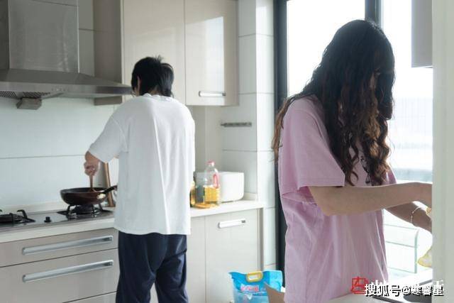 困在出租屋的应届毕业生:三男一女,毕业证、工作没着落