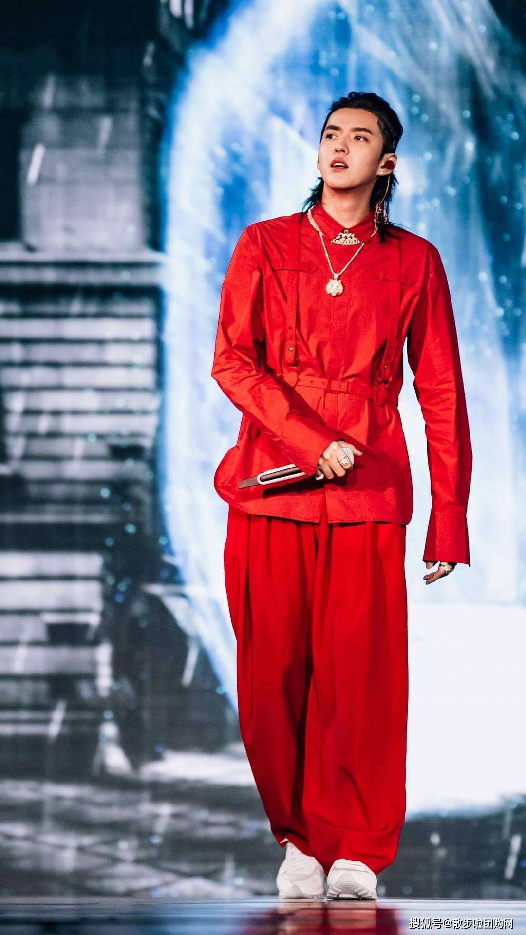 衣服|“枫叶色”是2020秋天逃不掉的色系搭配！