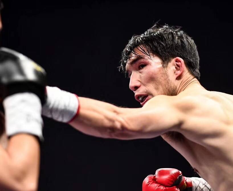 马海|中国拳王诠释什么是孝子，送母亲一部华为手机：我有耐心教她上网