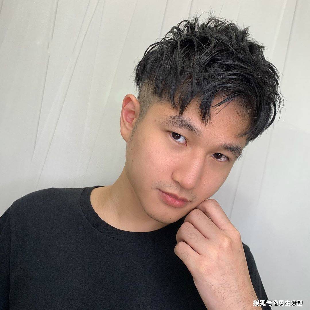 帅多|男生“微烫”发型个性魅力，造型不夸张，比一般的发型帅多了