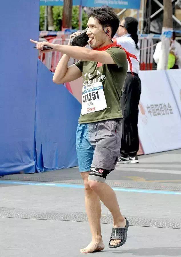 马海|中国拳王诠释什么是孝子，送母亲一部华为手机：我有耐心教她上网