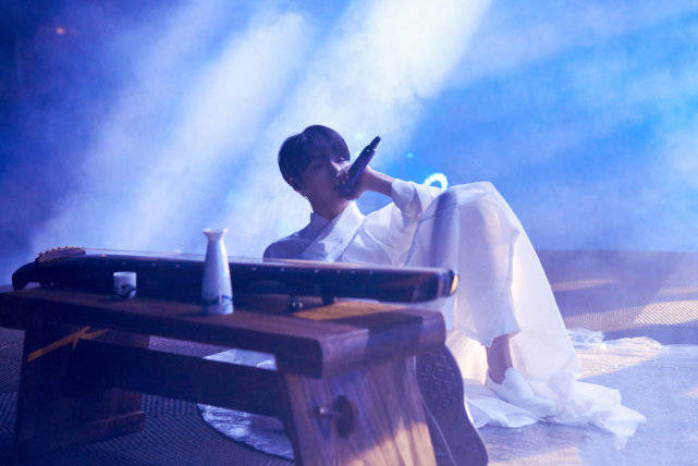 屏幕|原创张艺兴的绵羊锤太厉害了！隔着屏幕都感觉到了力量，帅炸了！