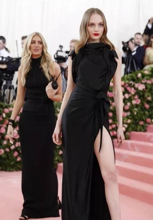 女性|多昂贵的礼服都不如一条小黑裙，比你想的更时髦，闪耀年底派对季