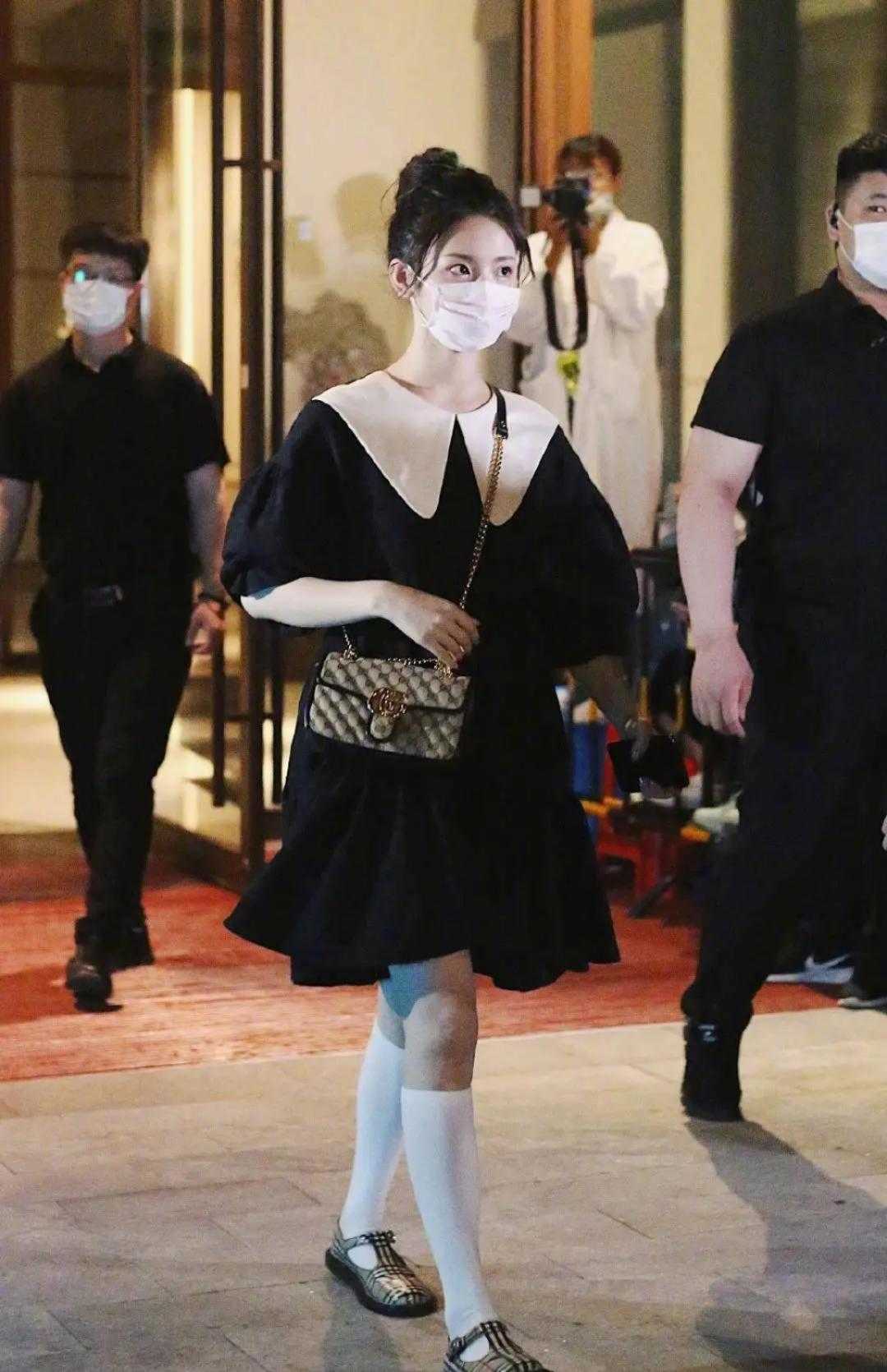 连衣裙|吴昕走红后气质开挂,穿黑色吊带连衣裙配墨镜,“巨星”气场强大