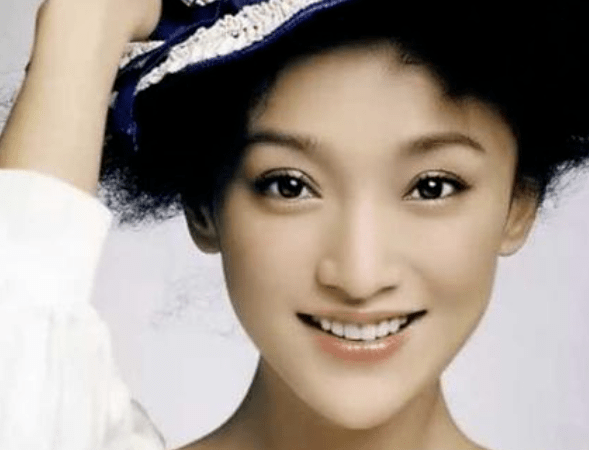 变化|关晓彤生日蹦迪被骂不检点,有谁注意到了她悄悄变化的眼睛...