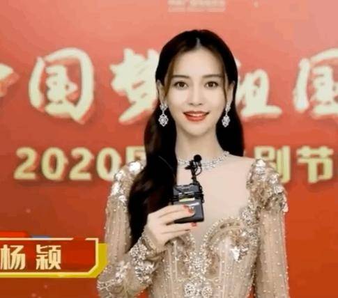 央视镜头下女明星比美：李沁自然杨颖绝美，杨