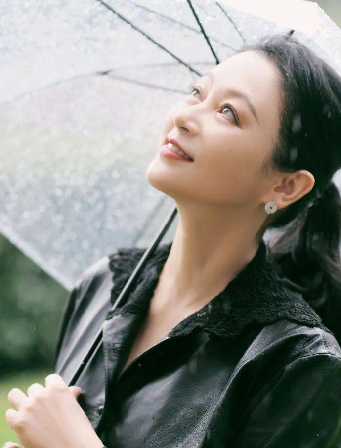 皮衣|51岁陈红穿皮衣撑伞凹造型，皮肤松弛眼神疲惫，大美人气质不再