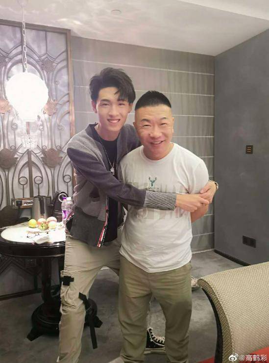 郭德纲爱徒高鹤彩太孝顺！专车接送师傅出行，