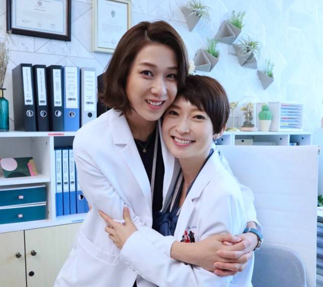 TVB花旦钟嘉欣罕见晒泳装照，到底多美竟连黎姿