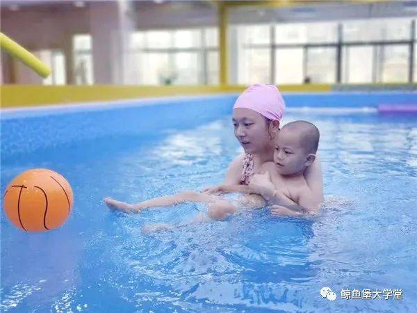 游泳|为什么医生会建议家长带新生宝宝去游泳?