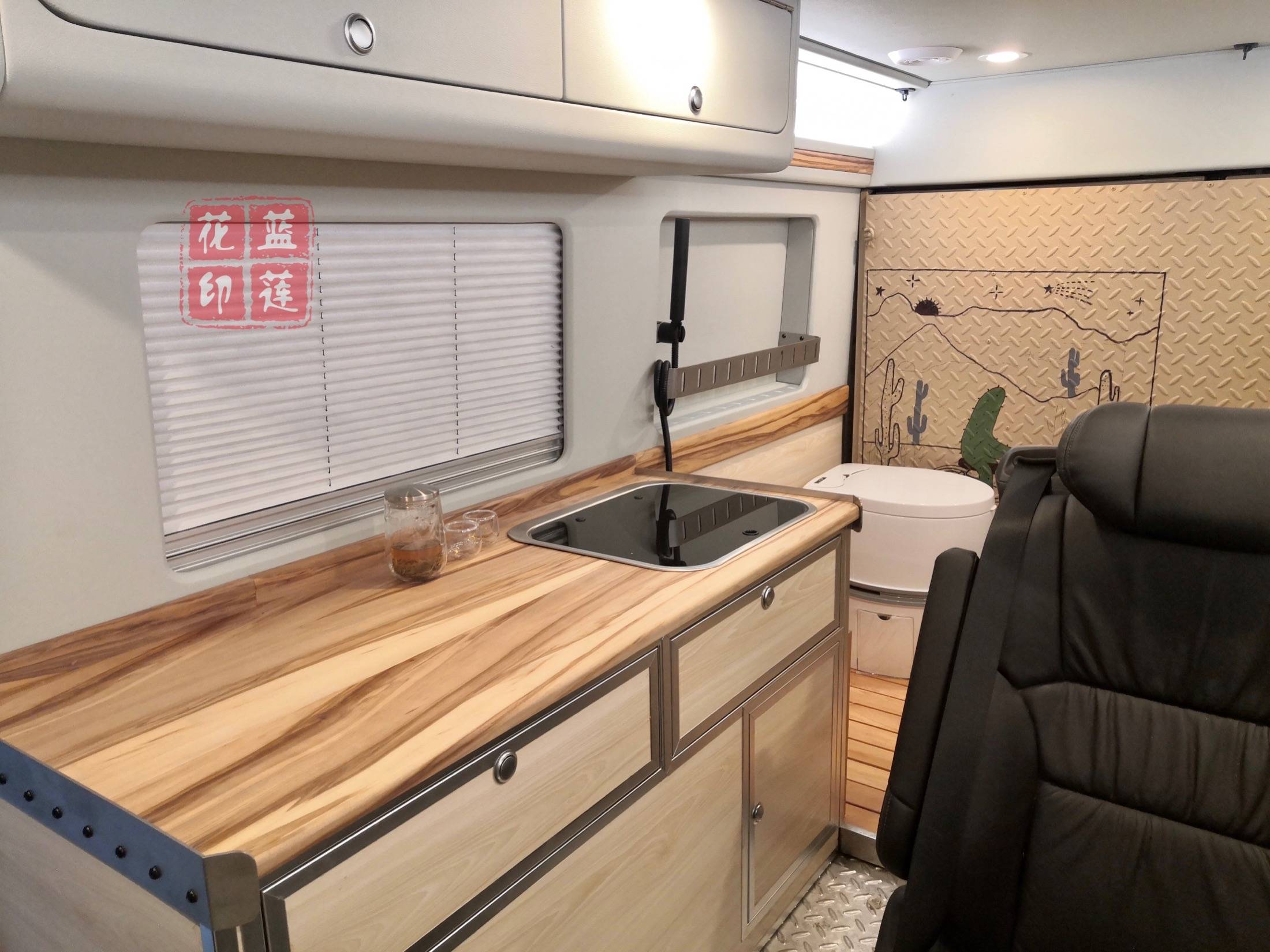 依维柯2046改装穿越房车