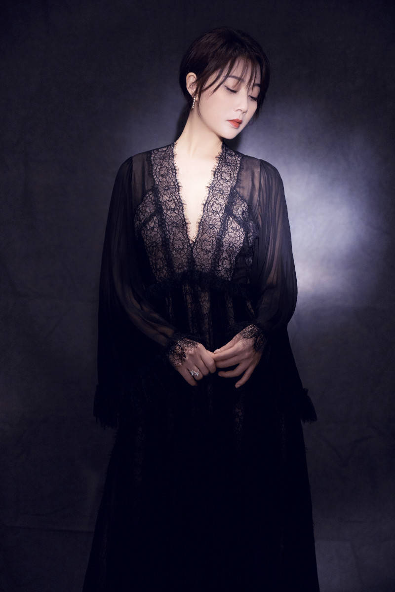 殷桃光影大片曝光 暗系色调展电影质感_手机搜狐网