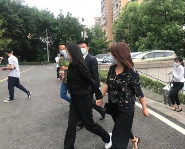 友人|谭松韵真是坚强女孩,穿一身黑与友人现身,穿黑衣很低调