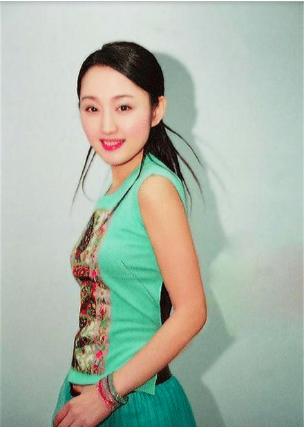 杨钰莹年轻时长着一张初恋脸很美,而她的童年照却是更