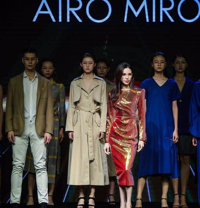 亮片|李若彤晒腹肌时的身材都没有她穿上这条亮片裙时带给我的震撼大!