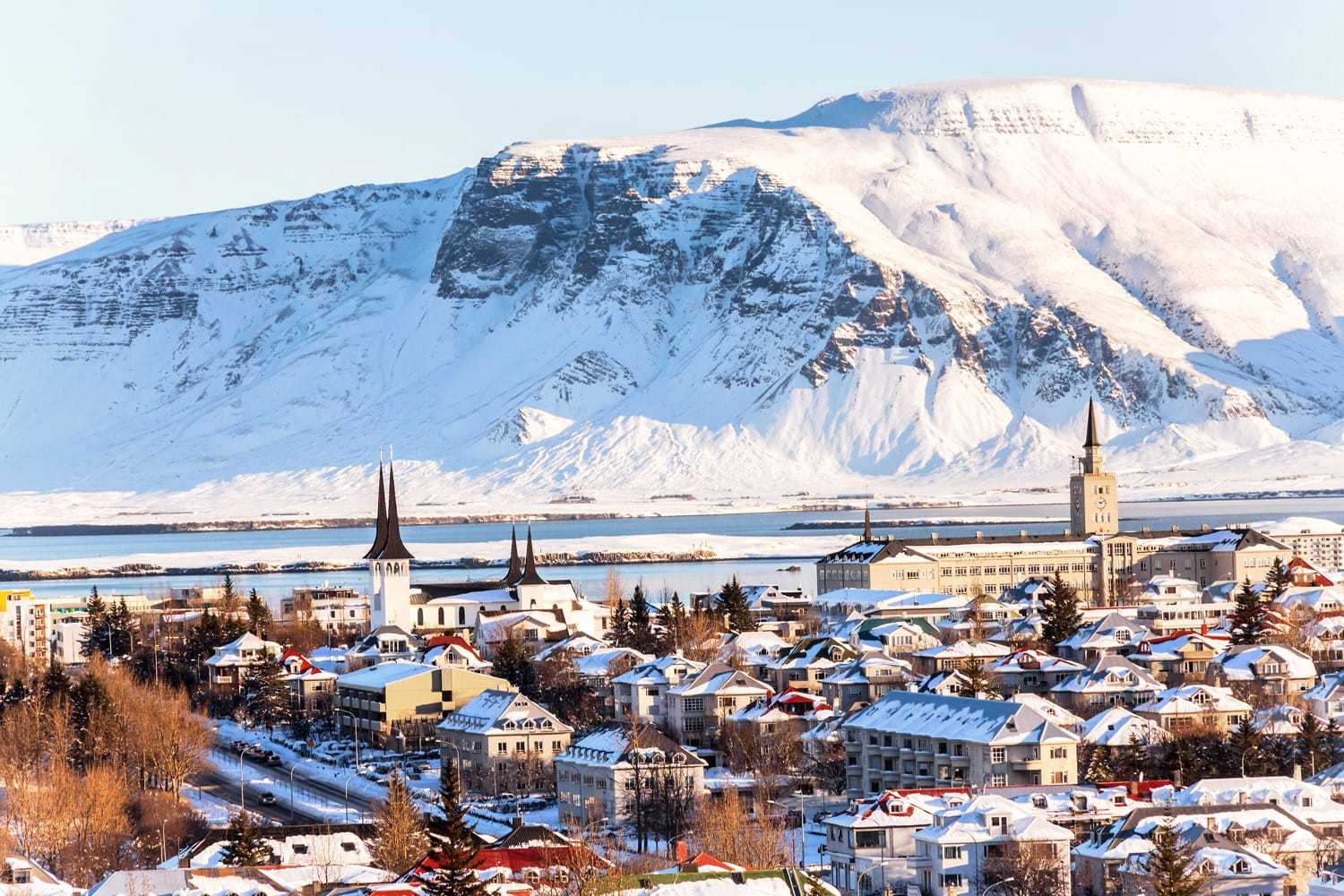 从舒适的冰岛首都雷克雅未克,你可以期待参见冰岛在最寒冷的时候.