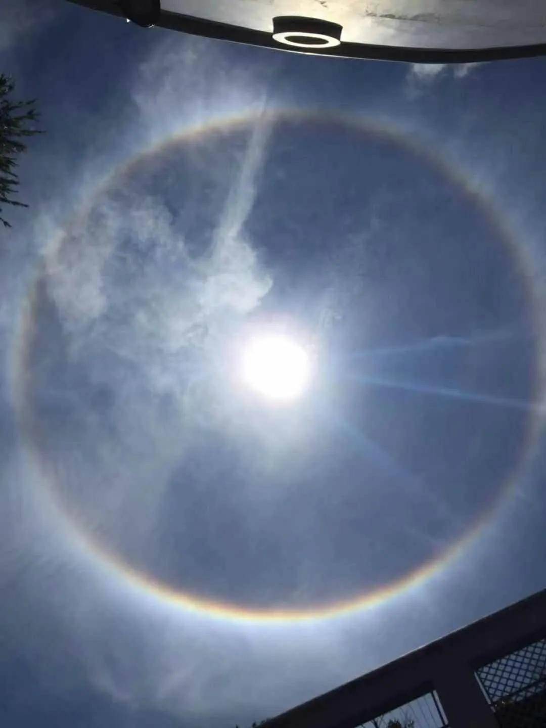 异象|突发!新加坡天降异象,绝美日晕刷屏了~(多图+视频)