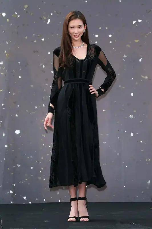 和林|昆凌和林志玲同框，被吐槽品味堪忧气质差，看着比志玲姐姐还年长