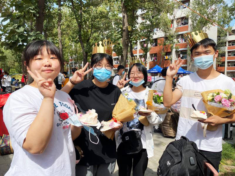 新生|18岁的惊喜！高校开学首日，五名新生报到意外收到生日蛋糕