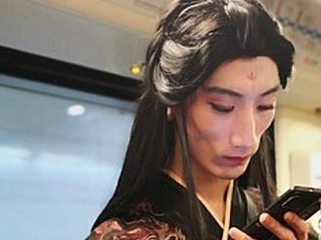 徐娇|大汉在地铁上男扮女装,身穿“汉服”一脸淡然,一旁大妈表情亮了