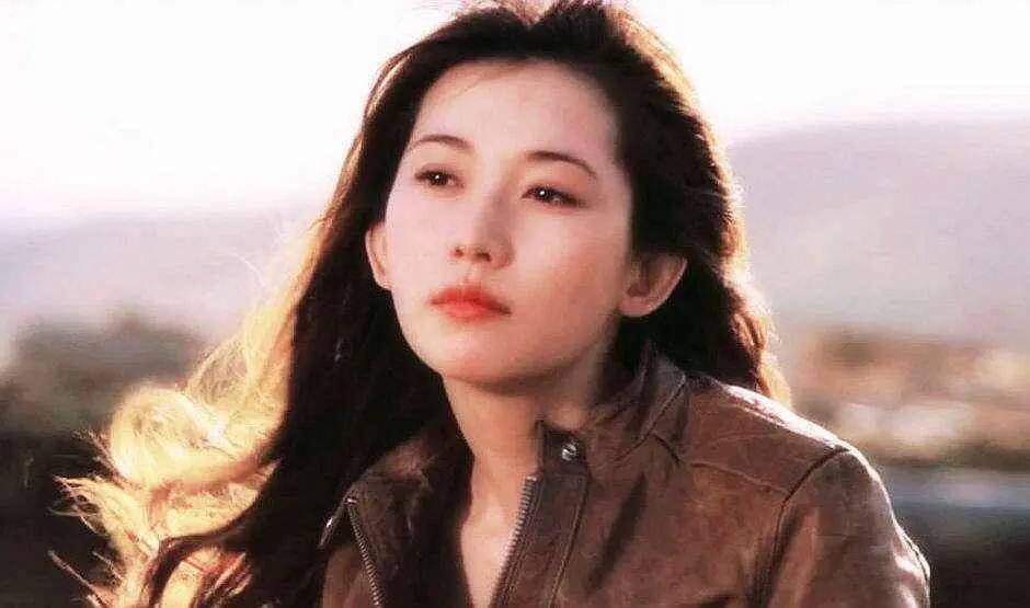 和林|昆凌和林志玲同框，被吐槽品味堪忧气质差，看着比志玲姐姐还年长