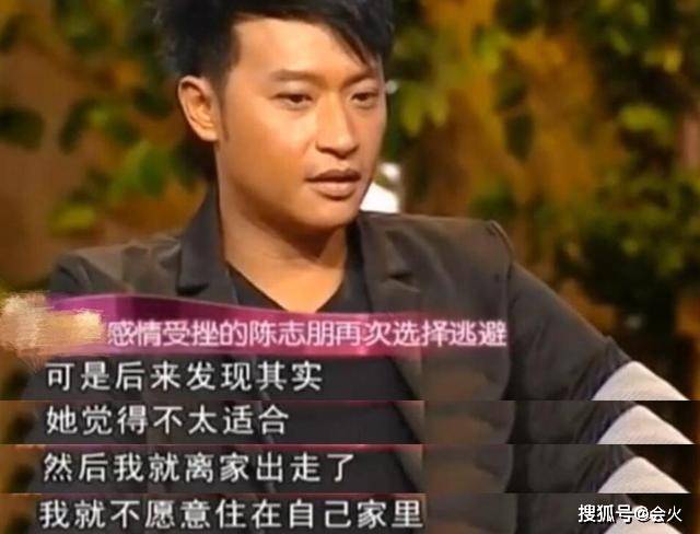 小虎队里的他发福了?面部浮肿大肚滚圆 为卖货亲自画眉手法很娴熟