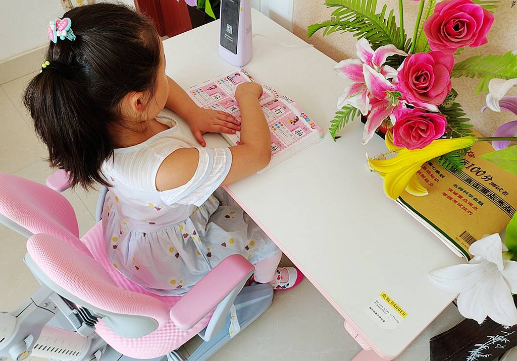 孩子|乐歌智能电动升降儿童学习桌评测：用心呵护孩子成长的每一步