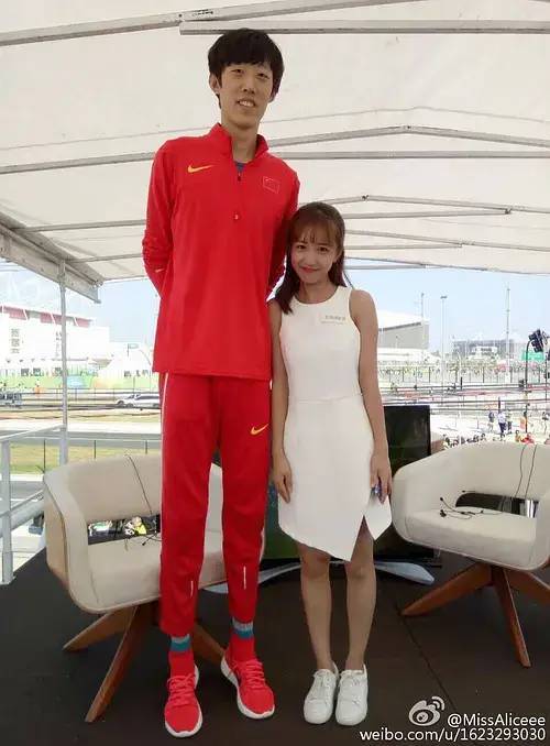 翻版|央视第一甜妹诞生!翻版奶茶,全网舔屏,却早就离婚了?