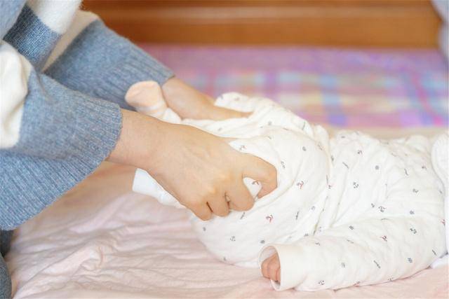 脸蛋|是不舒服、在长个？3个可能信号要会区分孩子脸蛋憋红直蹬腿