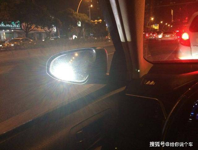 夜晚开车时,自己开着近光灯,为什么依旧被对面汽车闪灯?