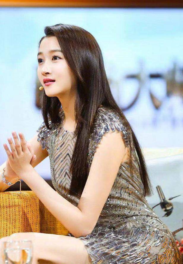 身材|22岁关晓彤太大胆，少女年纪曼妙身材，一袭“银装”不比热巴差