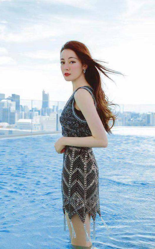 身材|22岁关晓彤太大胆，少女年纪曼妙身材，一袭“银装”不比热巴差