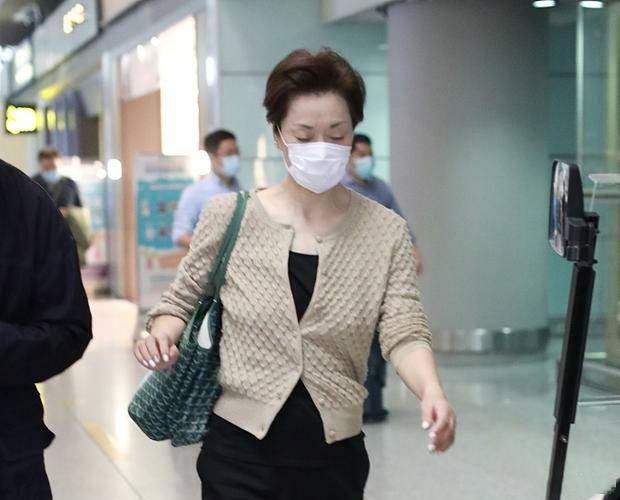 &quot|豪门阔太不会炫富？57岁毛阿敏一身高级，却背7千＂大妈包＂走机场