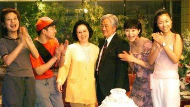 凭春晚走红，因意外摔成智障，生活不能自理，