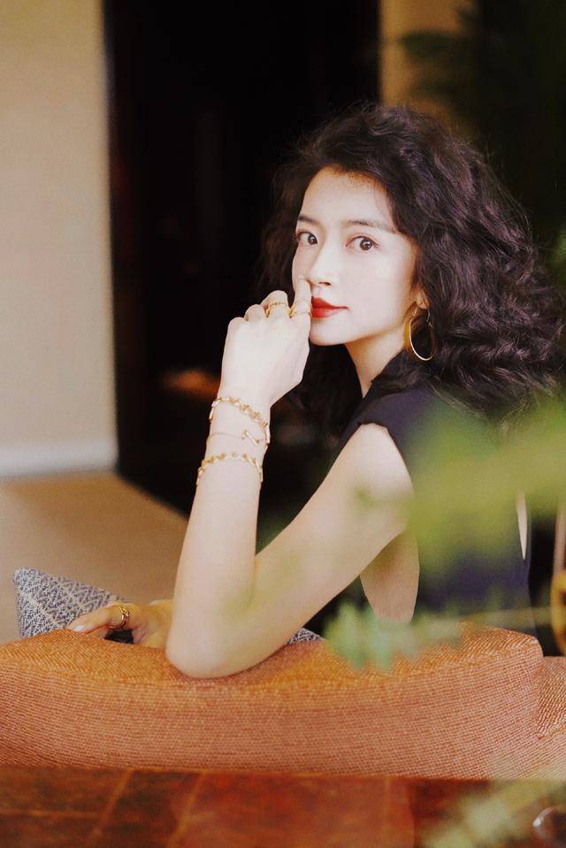 博主三木终于换发型,泡面卷发险"中招,还好会穿弥补发型不足