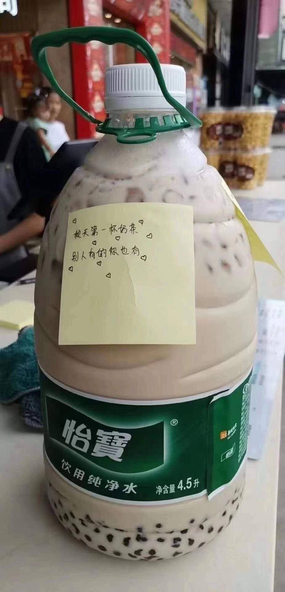 "秋天的第一杯奶茶"是什么梗?朋友圈里都在发!各种画风清奇