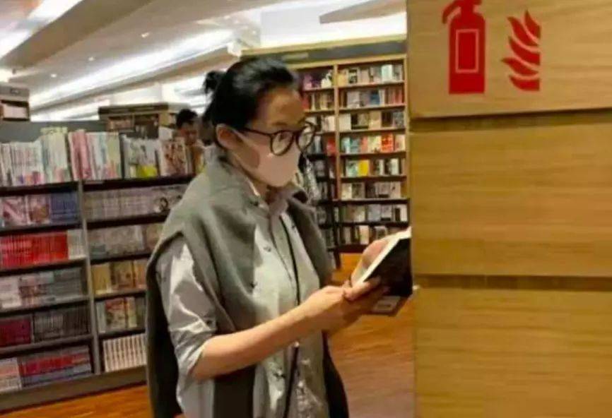 许晴|许晴不老都是假的，素颜一样有了皱纹，但她气质确实高级！