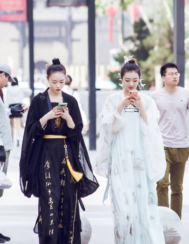 时尚|好闺蜜,时尚风格要保持一致,跃然街头视觉美才会翻倍!