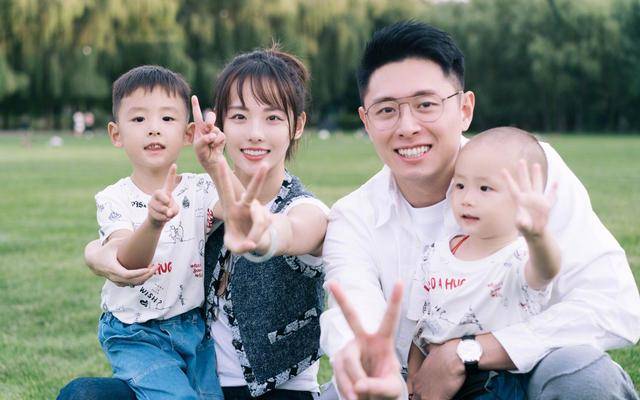 张嘉倪为大儿子庆生,买超看老婆的眼神绝了!