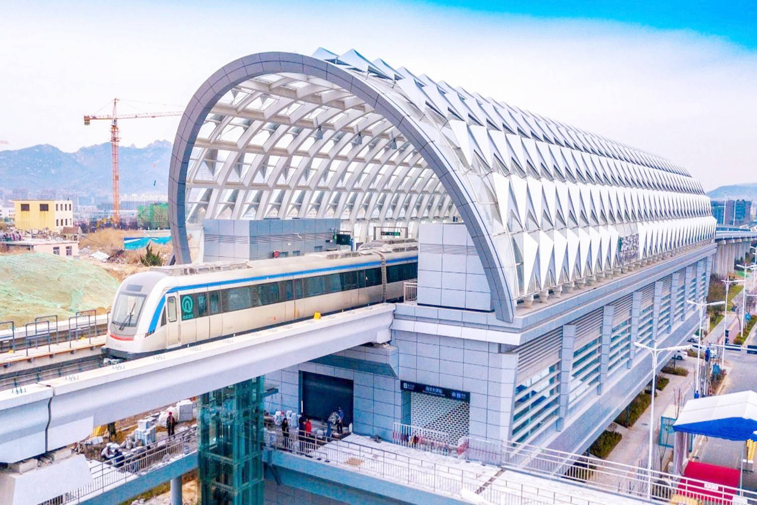 青岛在建的一条地铁线,沿途共设车站41座,北段预计2020年底开通
