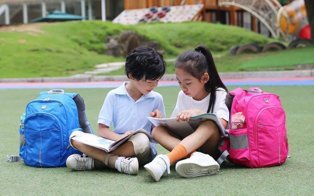 孩子书包重似石头,父母打开检查,惊呼:这都是些啥东西