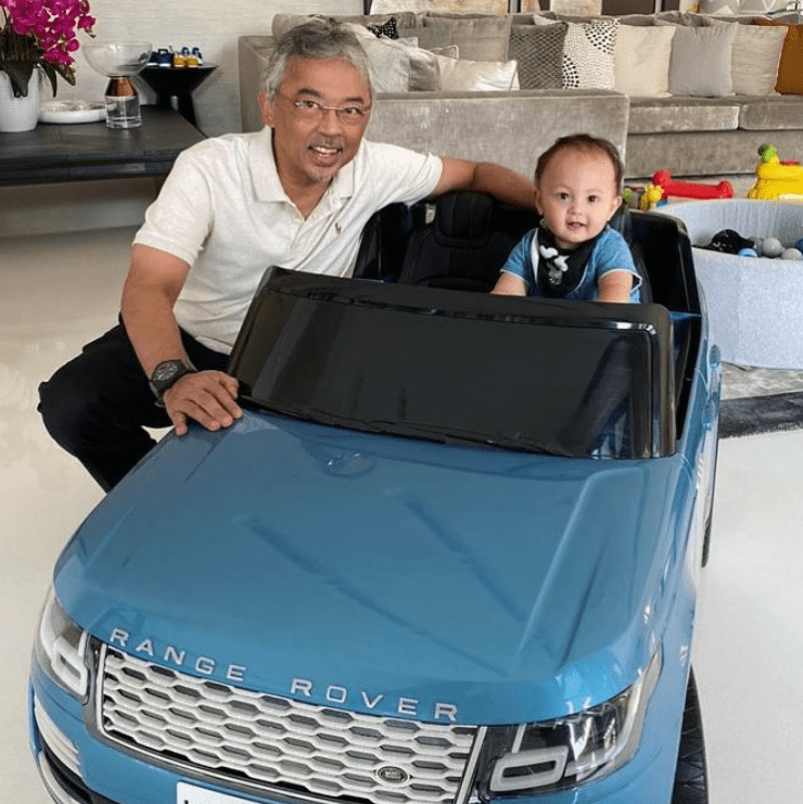 公主|马来西亚公主婚礼太奢华，戴蓝宝石还不够，绿宝石直接镶在衣服上