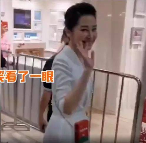 许晴|许晴不老都是假的，素颜一样有了皱纹，但她气质确实高级！